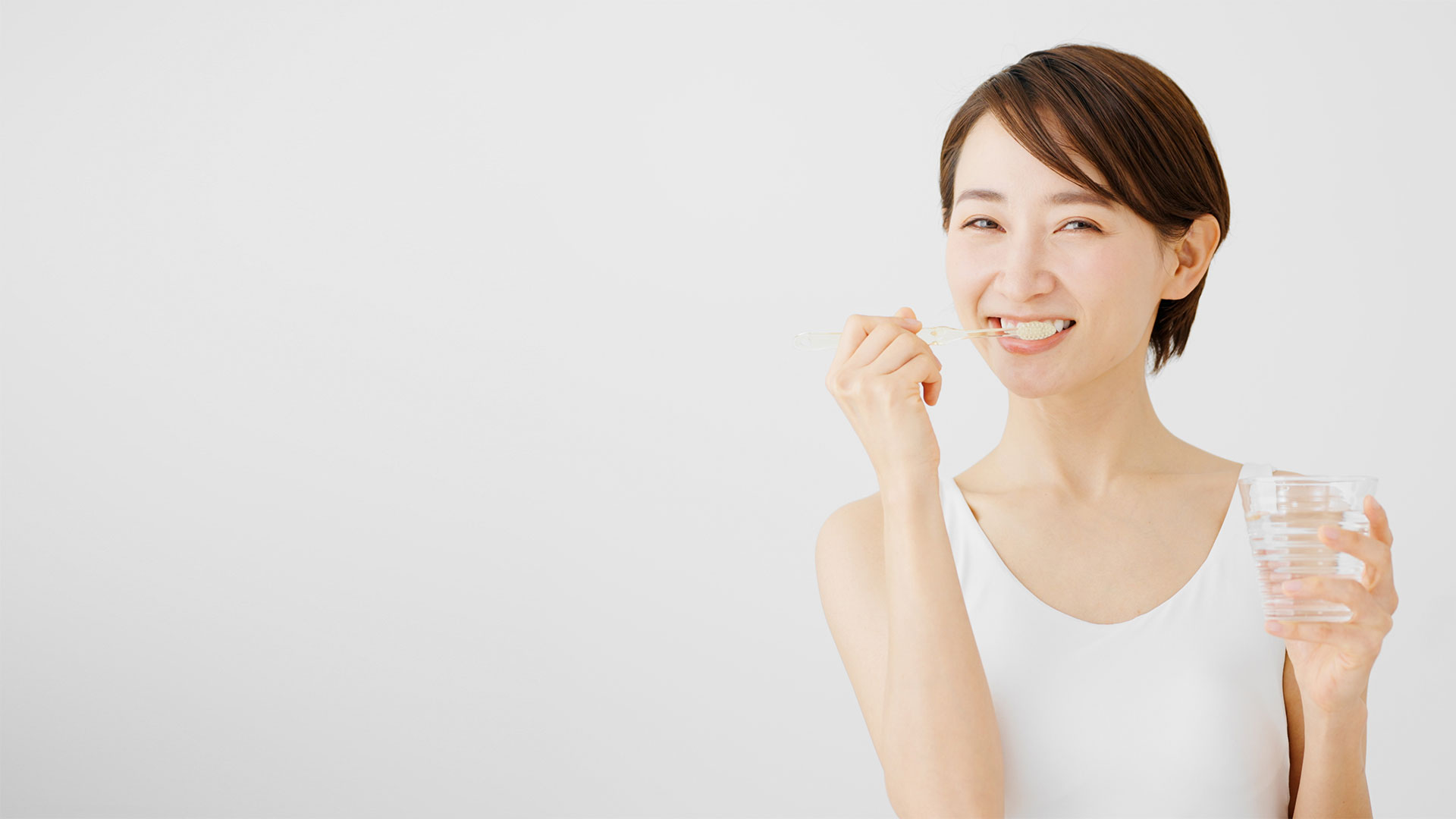 歯磨きをしている女性