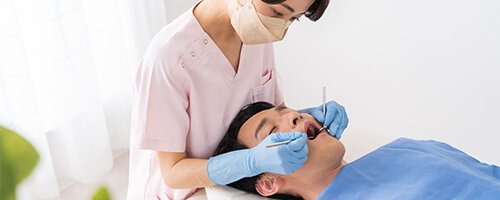 歯の治療を受ける男性